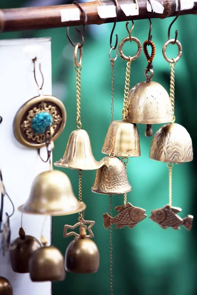 Pequeñas campanas con peces pequeños Fotos De Stock Sin Royalties Gratis