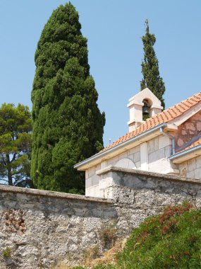 Kilise çan kulesi ve selvi