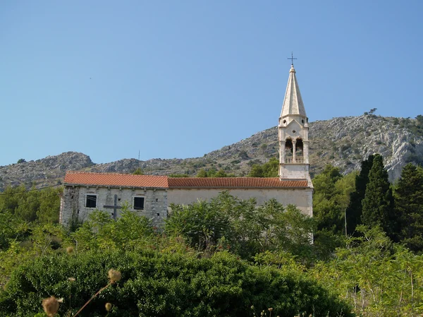 Berg dorpskerk in Kroatië — Stockfoto