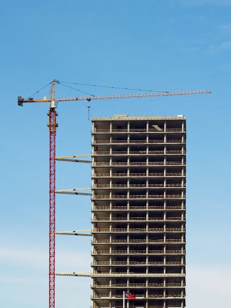Kran och uppförandet av en byggnad — Stockfoto