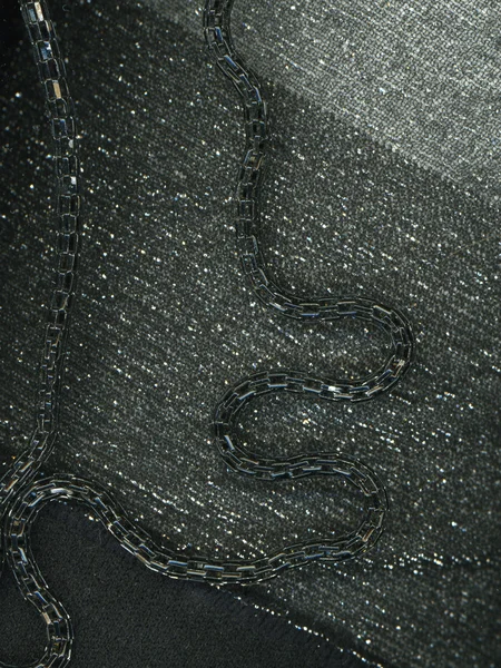 Черная цепь на женских колготках — стоковое фото