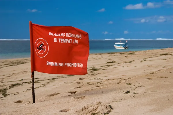 Sahilde kırmızı bayrak