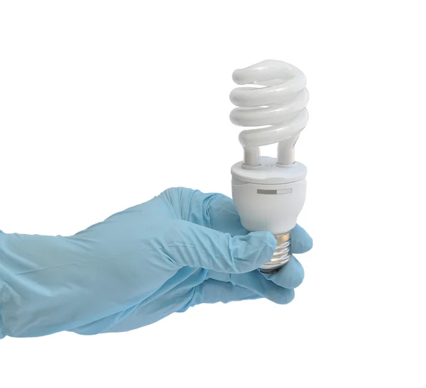 Hand som håller energisparande lampa — Stockfoto