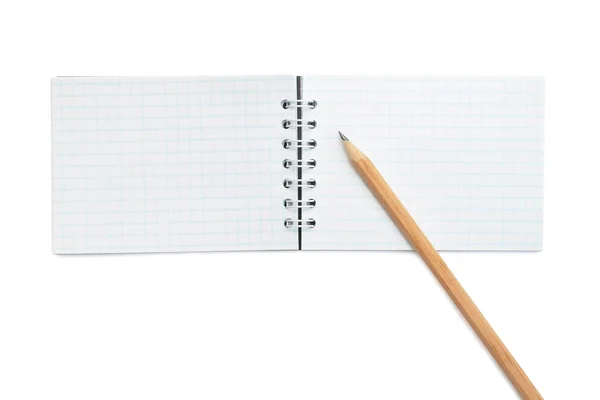 Cuaderno abierto en blanco y un lápiz amarillo —  Fotos de Stock