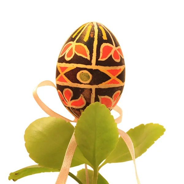 Huevo de Pascua con hoja verde —  Fotos de Stock