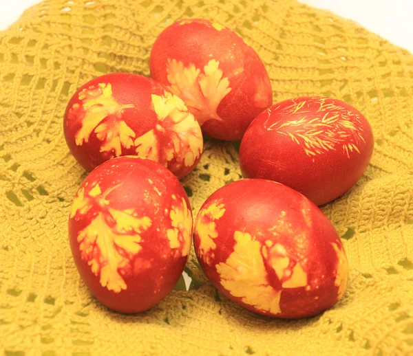 Pět velikonoční vajíčka leží na zelený ubrousek — Stock fotografie