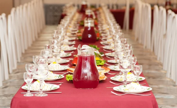 A grande mesa de jantar de celebração — Fotografia de Stock