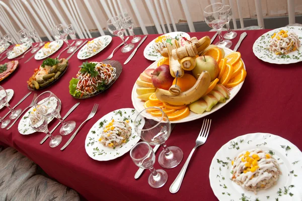 The big celebratory dining table — Stock Photo, Image