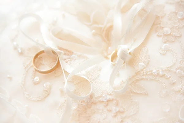 Lacy pequeno travesseiro com anéis de casamento — Fotografia de Stock