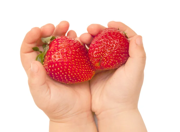 Die Hände des Kindes halten eine Erdbeere — Stockfoto