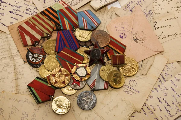Medalhas e cartas — Fotografia de Stock
