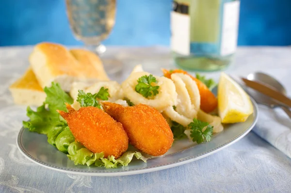 Garra de cangrejo frito y anillos de calamar — Foto de Stock