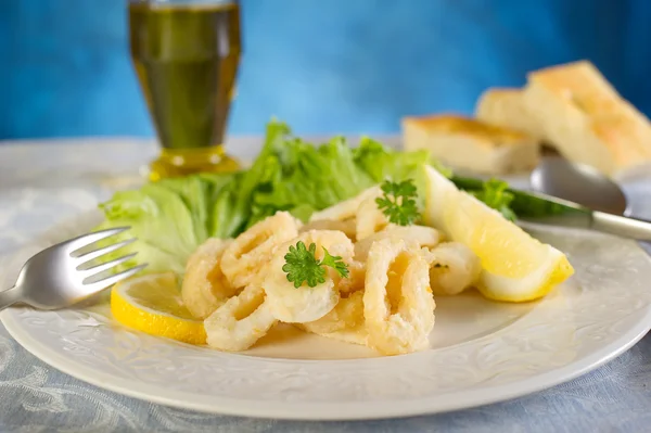 Gebratene Tintenfischringe mit Salat — Stockfoto