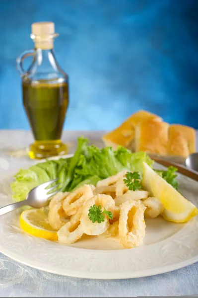 Anéis de lula fritos com salada — Fotografia de Stock
