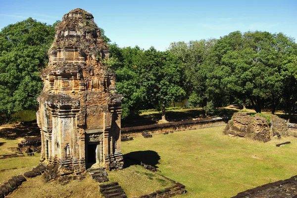 Een brik toren van een tempel angkor — Stockfoto