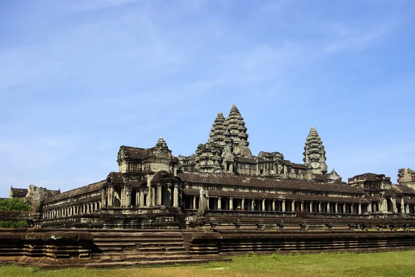 Широкий угловой вид на храм Ангкор Ват — стоковое фото