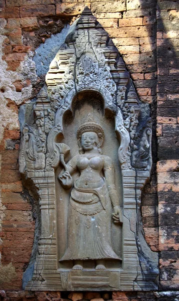 Une femme gravée sur un mur à Angkor — Photo