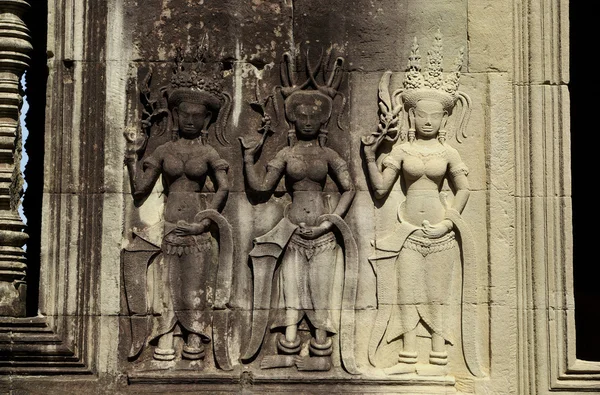 Dancing women engraved on wall in Angkor — Stock Photo, Image