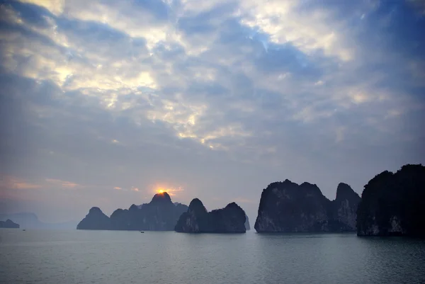Sunrise with clouds in Halong bay — Stock Photo, Image