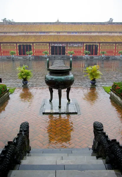 Urna tripé na cidade imperial de Hue — Fotografia de Stock