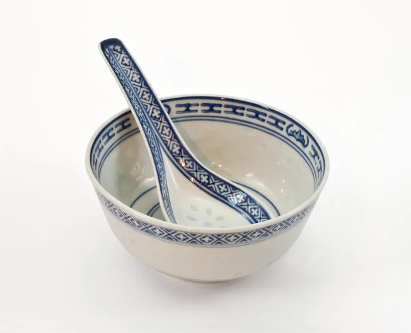 Pequeno prato de cerâmica asiática com uma colher — Fotografia de Stock