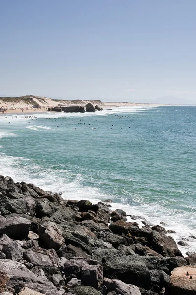 Vue sur l'océan avec rochers et dunes — Photo