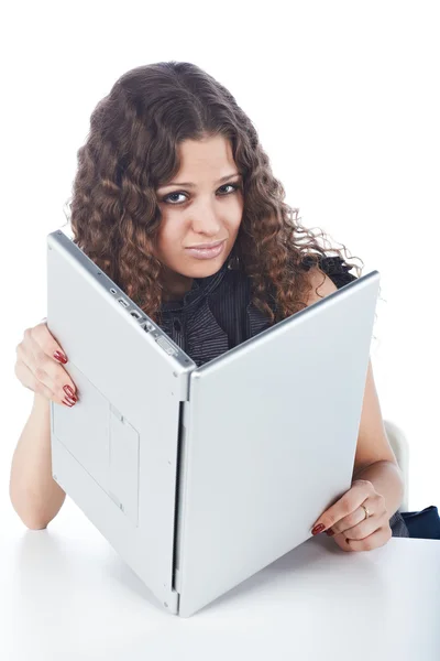 Hermosa mujer joven sosteniendo un ordenador portátil — Foto de Stock
