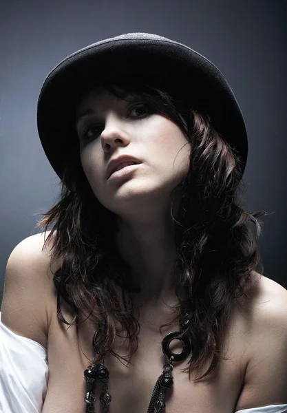 美しい若い女性は黒い帽子をかぶっています。 — ストック写真
