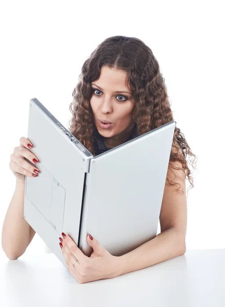 美丽的年轻女子拿一台笔记本电脑 — 图库照片