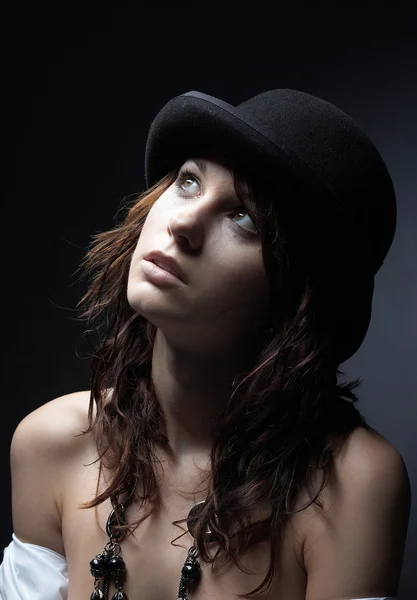 美しい若い女性は黒い帽子をかぶっています。 — ストック写真