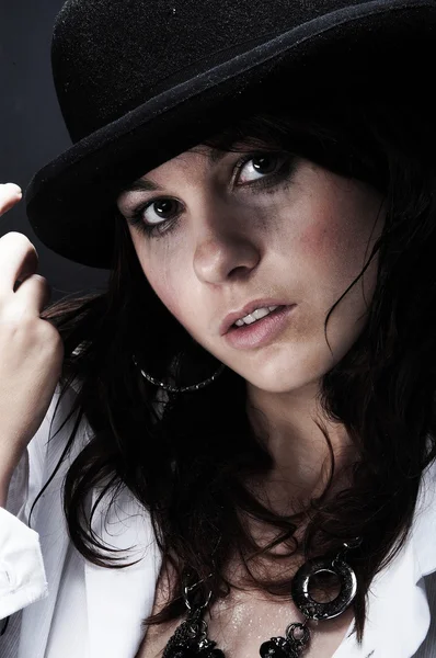 Mulher bonita usando chapéu preto — Fotografia de Stock