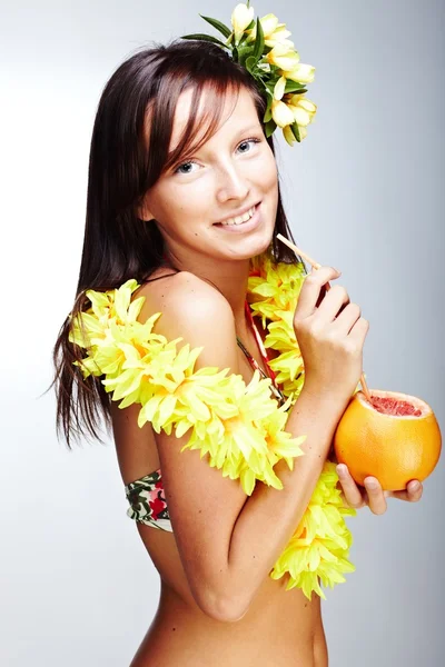 Красивая девушка пьет грейпфрут — стоковое фото