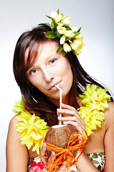 Mooi meisje drinken kokosnoot — Stockfoto
