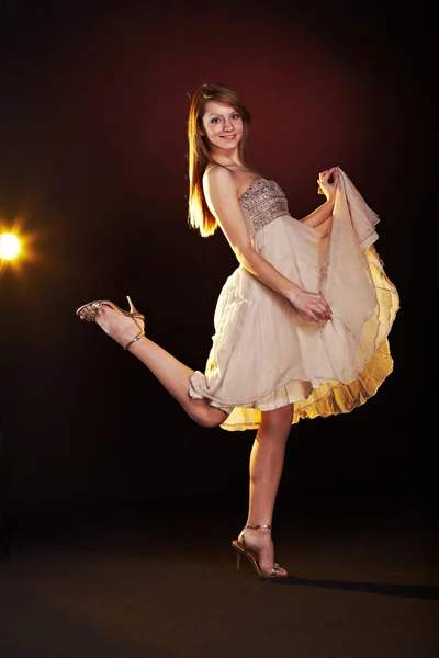 Bela jovem dança feminina — Fotografia de Stock