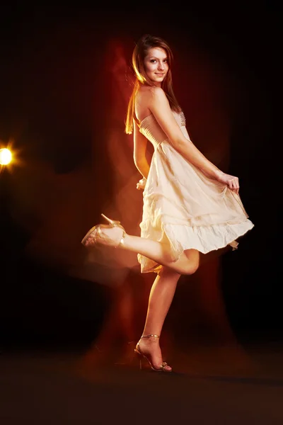 Belle jeune femme dansant Images De Stock Libres De Droits