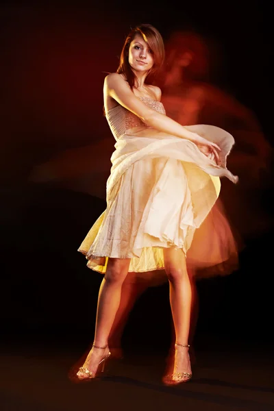 Красивая молодая женщина танцует Стоковое Фото