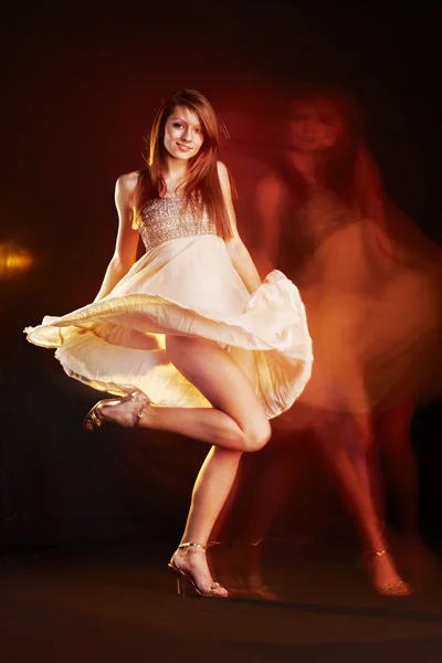 Vacker ung kvinna dans — Stockfoto