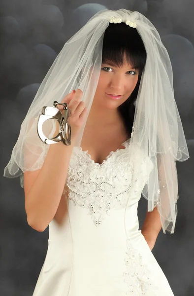 Невеста в наручниках — стоковое фото