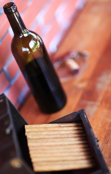 Láhev vína a doutníky — Stock fotografie