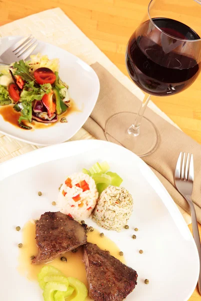 Gastronomische maaltijd met rode wijn Stockfoto