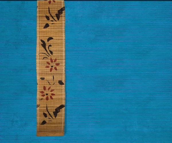 Flor banner de bambu no fundo de madeira com nervuras azul — Fotografia de Stock