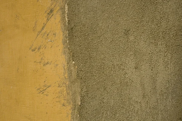 Grunge 黄色漆的墙体水泥领域 — 图库照片