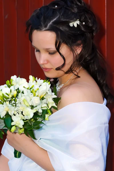 Bir demet çiçek ile Bayan — Stok fotoğraf