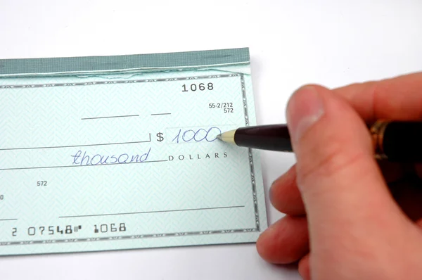 Passar um cheque — Fotografia de Stock
