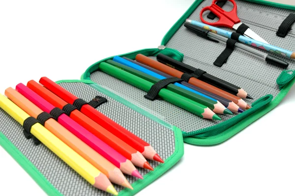 Цветные карандаши в коробке для карандашей — стоковое фото