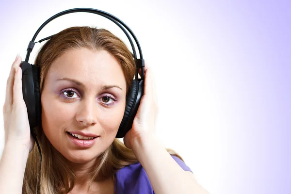 Vacker flicka lyssnar musik — Stockfoto