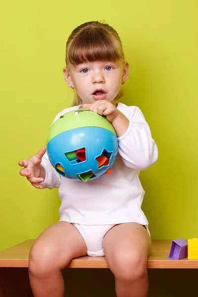 Klein meisje spelen met speelgoed — Stockfoto