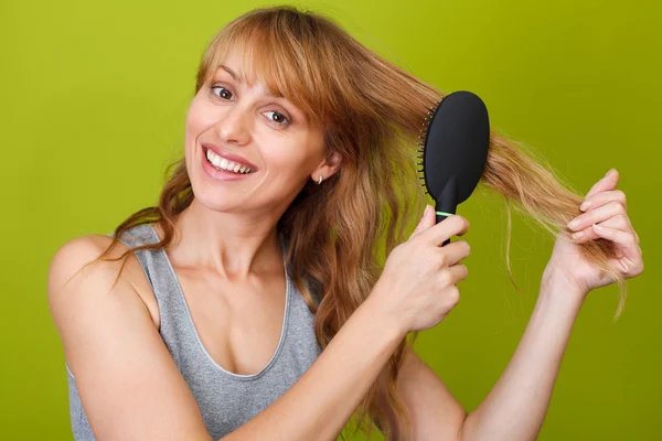 Kobieta dbanie o długie włosy — Zdjęcie stockowe