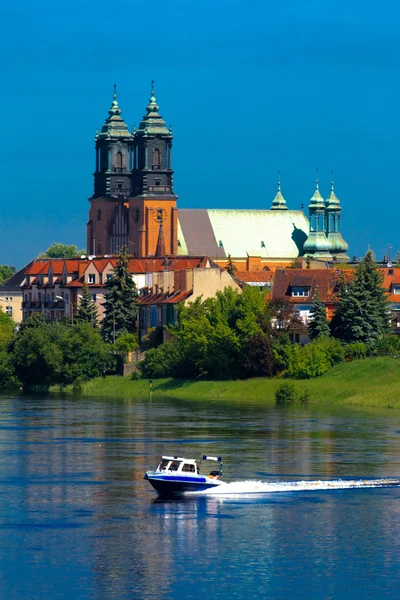 Floden, motorbåt och en kyrka — Stockfoto