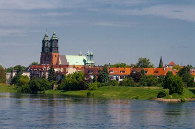 rivier en een kathedraal kerk